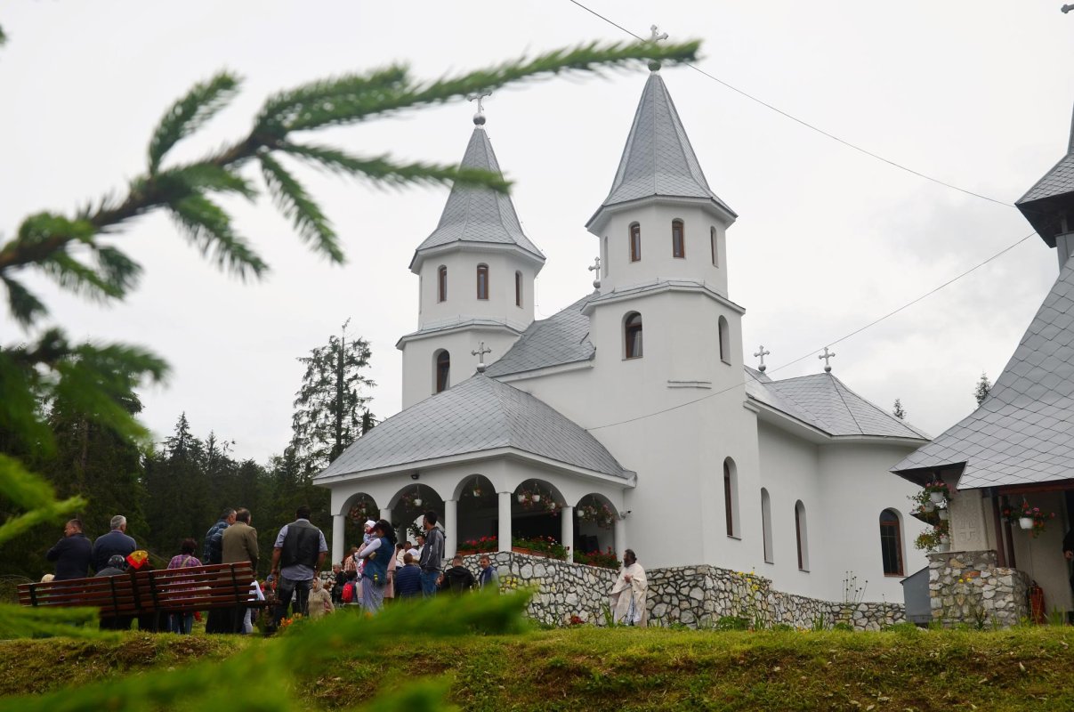 Hramuri și slujiri arhierești de Sfinții Apostoli Petru și Pavel 15461