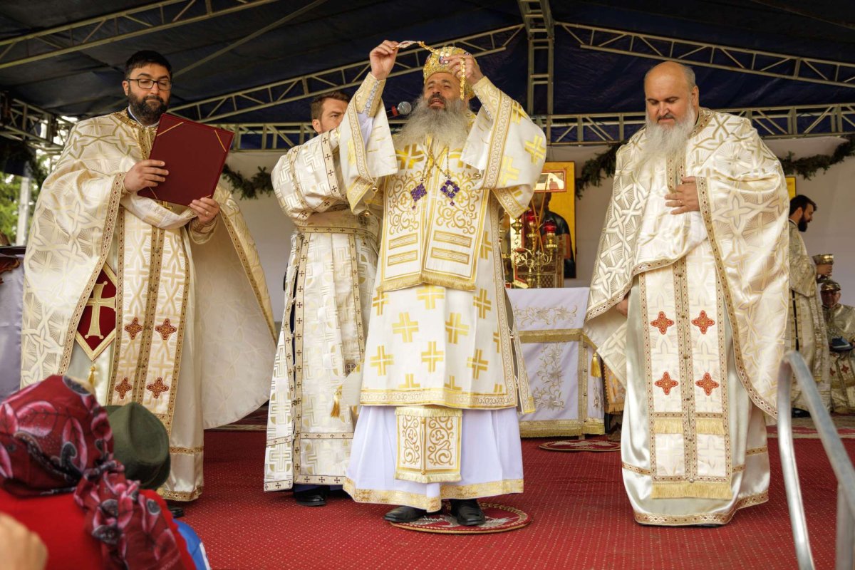 IPS Teofan: „Mulţumim lui Dumnezeu că biserica aceasta stă în picioare de atâtea sute de ani“ 15431