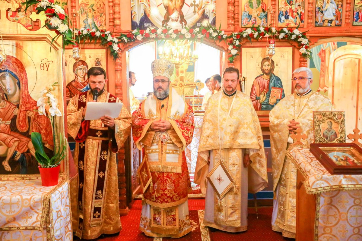 Slujiri arhierești la sărbătoarea Sfinților Apostoli  15480