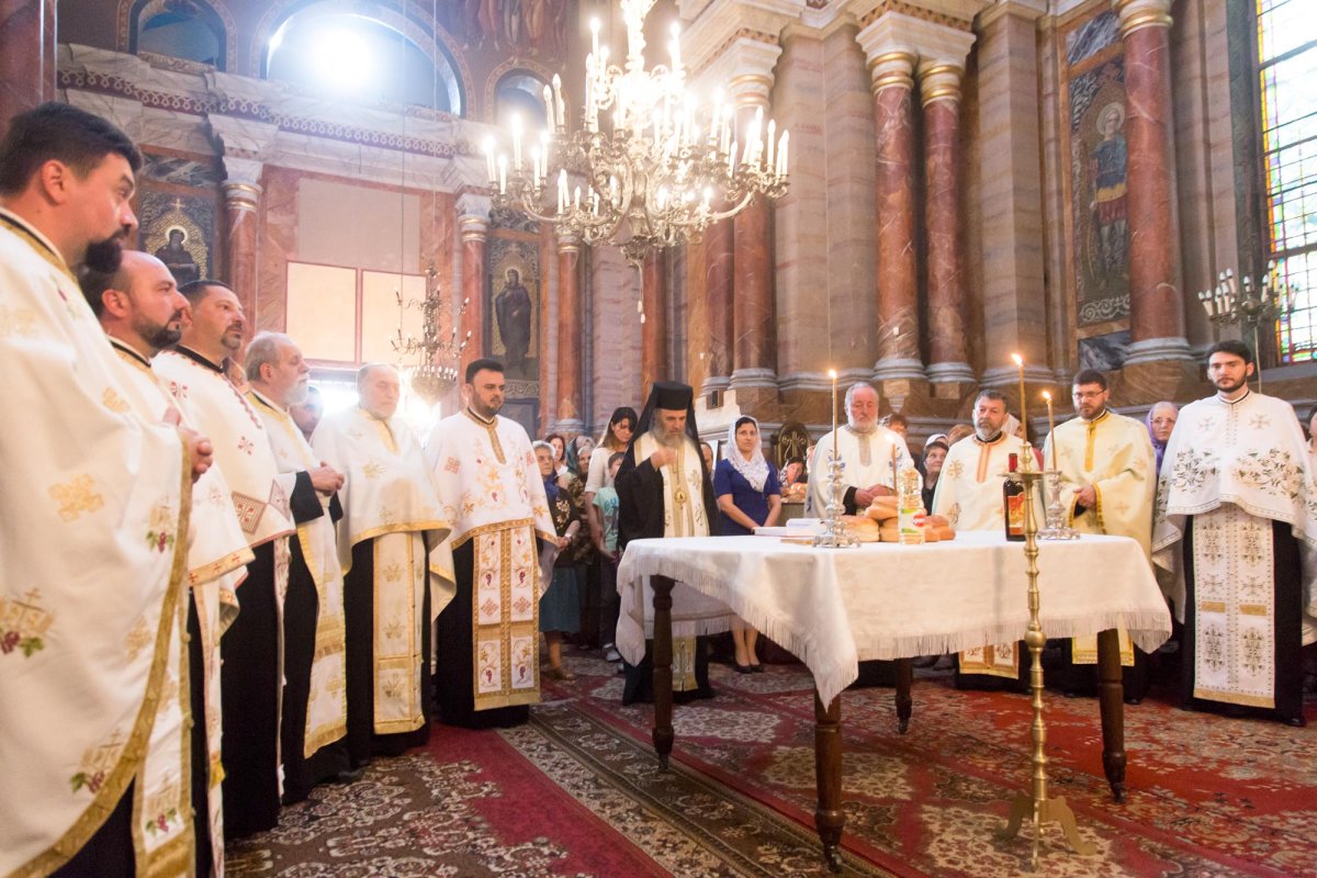 Slujiri arhierești la sărbătoarea Sfinților Apostoli  15481