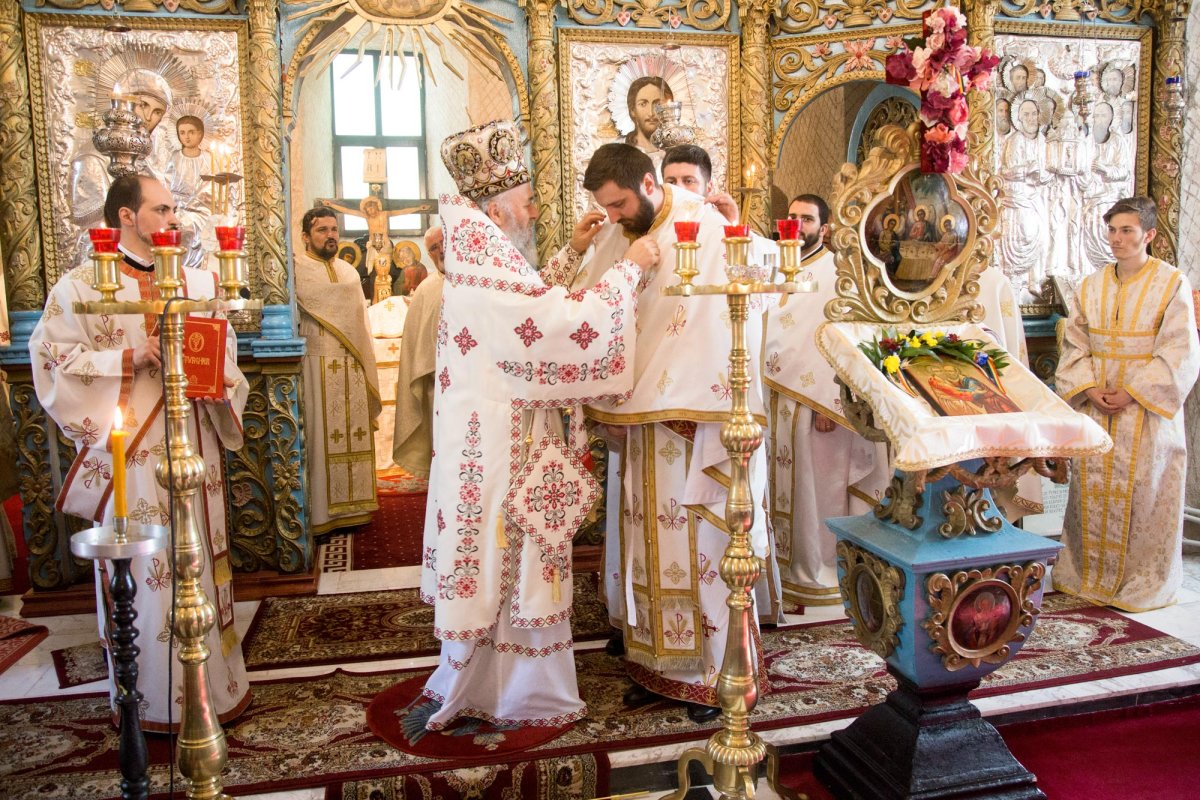 Slujiri arhierești la sărbătoarea Sfinților Apostoli  15482