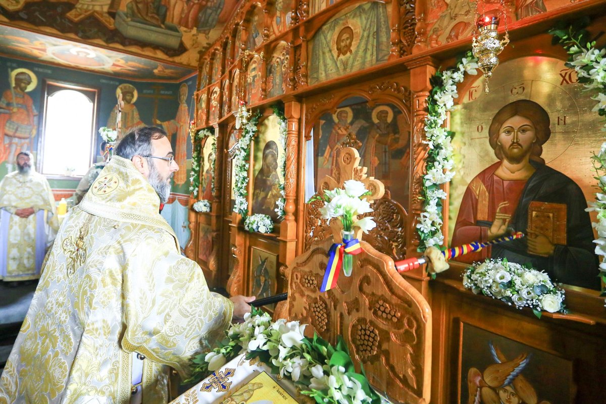 Slujiri arhierești în  Duminica a 5-a după Rusalii 15410