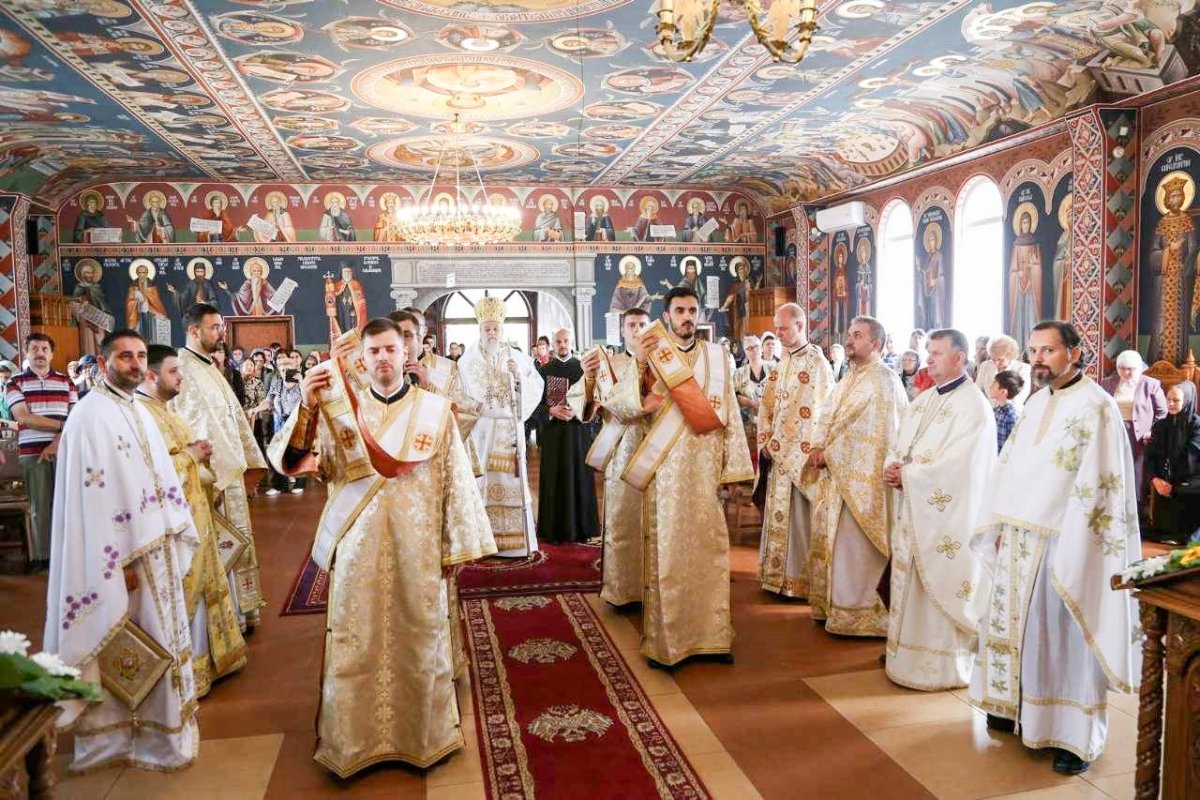 Slujiri arhierești în  Duminica a 5-a după Rusalii 15413