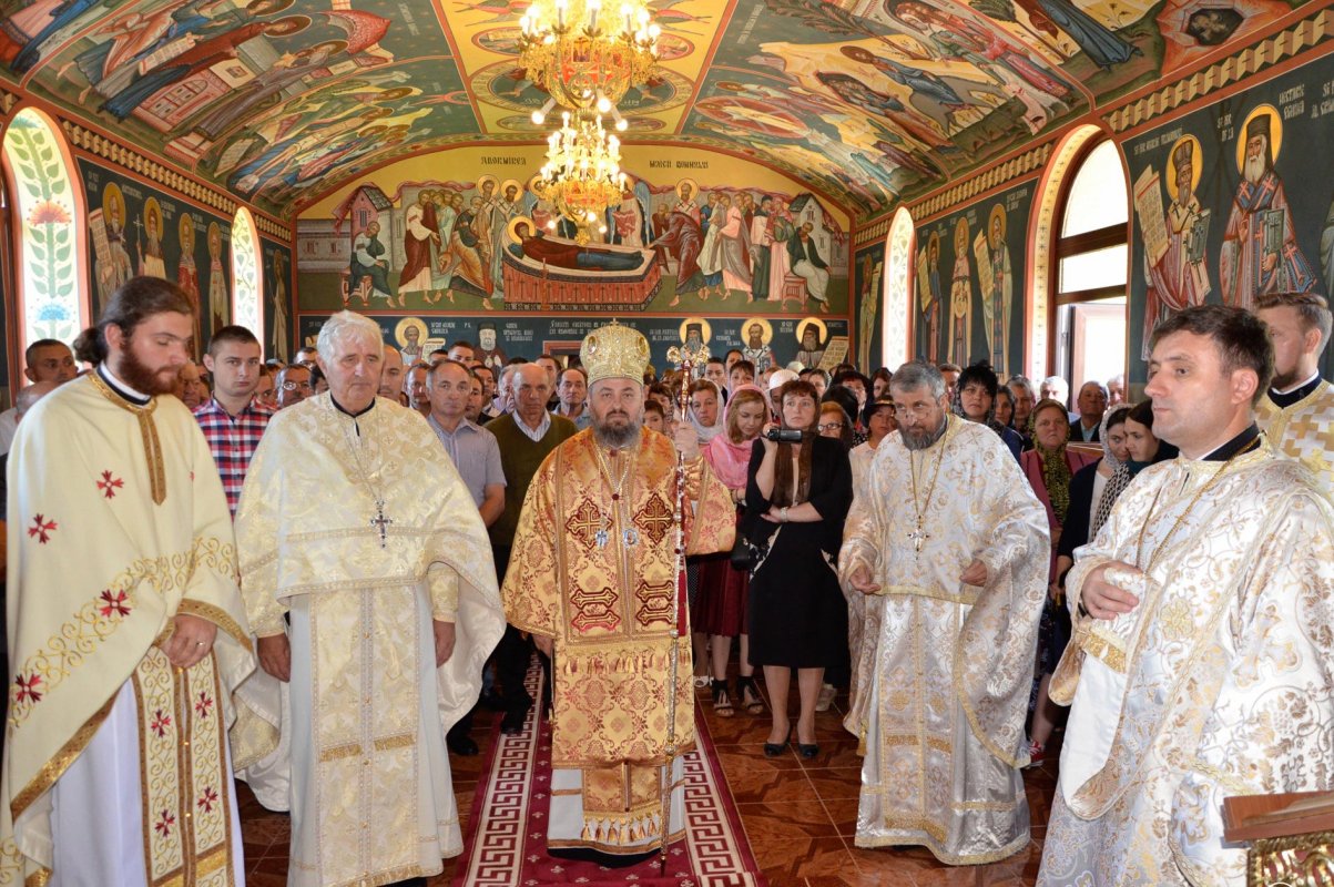 Slujiri arhierești și târnosiri în Duminica a V-a după Rusalii 15374