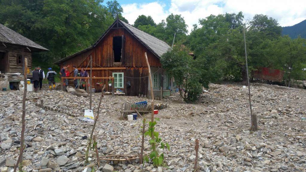 Arhiepiscopia Iaşilor oferă 28.000 de lei sinistraţilor  din Stejaru şi Farcaşa 15112