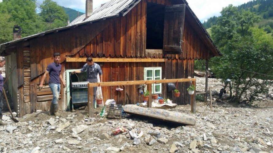 Arhiepiscopia Iaşilor oferă 28.000 de lei sinistraţilor  din Stejaru şi Farcaşa 15113