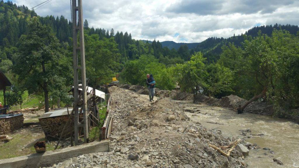 Arhiepiscopia Iaşilor oferă 28.000 de lei sinistraţilor  din Stejaru şi Farcaşa 15115