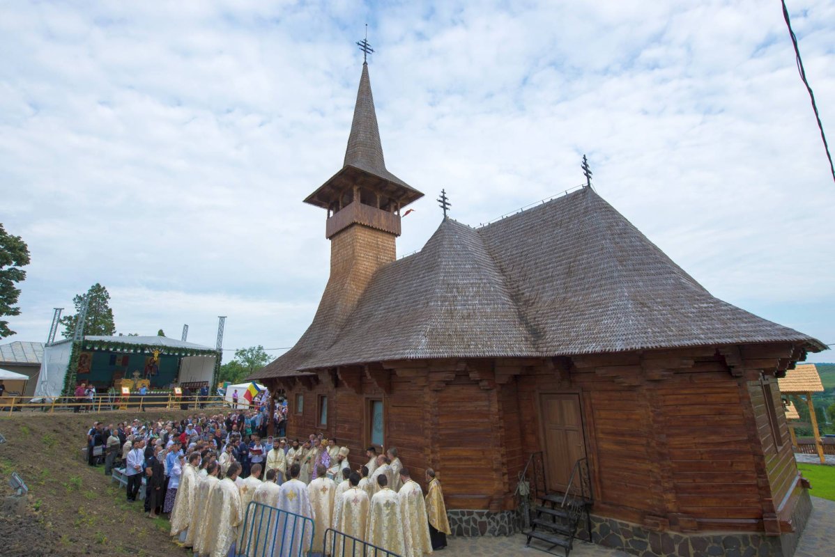 Biserică în stil maramureşean, sfinţită de doi ierarhi la Dancaş 14942