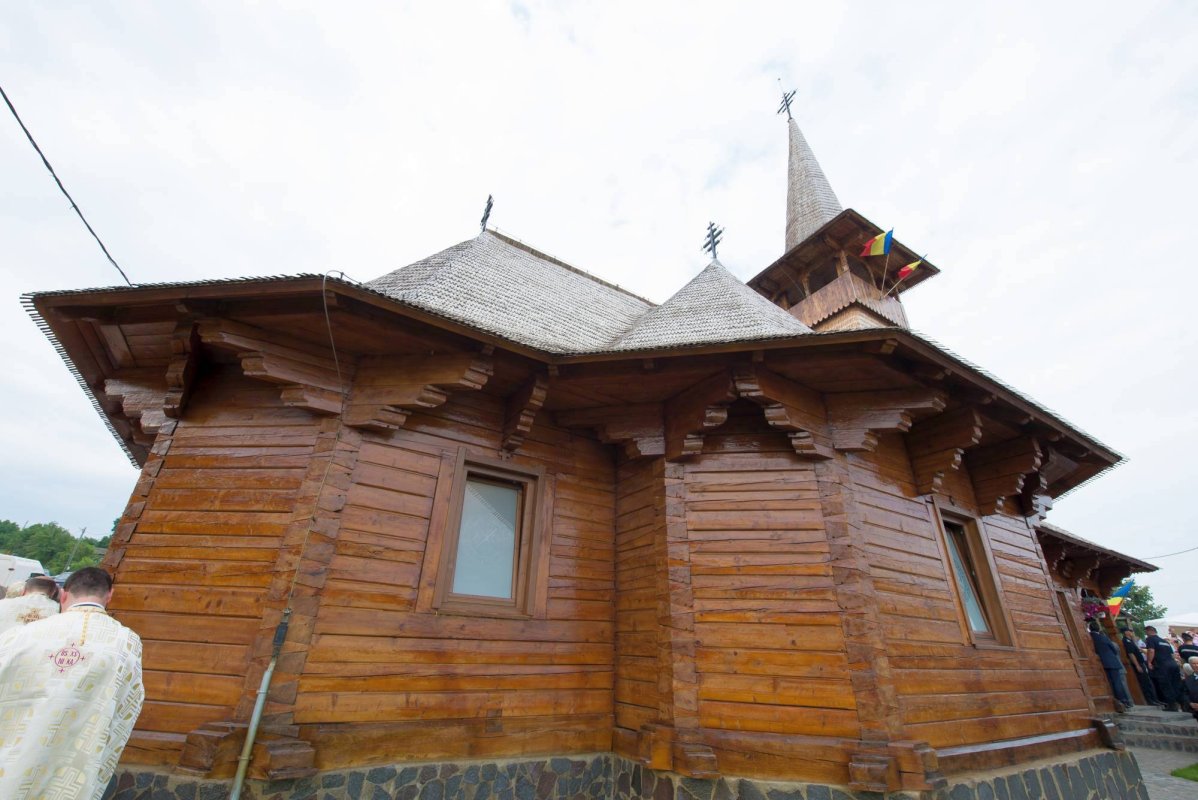 Biserică în stil maramureşean, sfinţită de doi ierarhi la Dancaş 14943