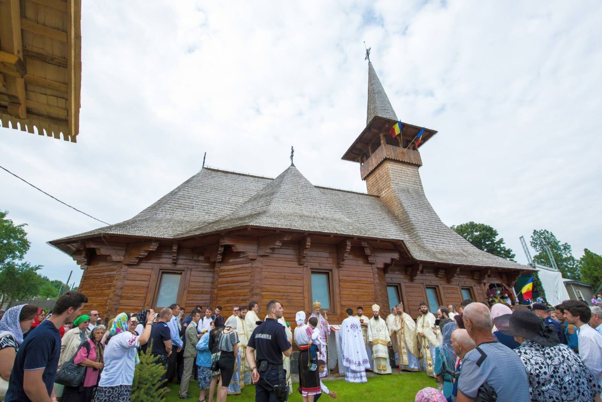 Biserică în stil maramureşean, sfinţită de doi ierarhi la Dancaş 14944
