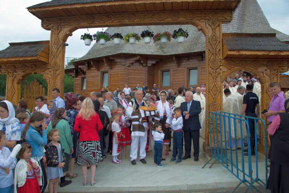 Biserică în stil maramureşean, sfinţită de doi ierarhi la Dancaş 14945