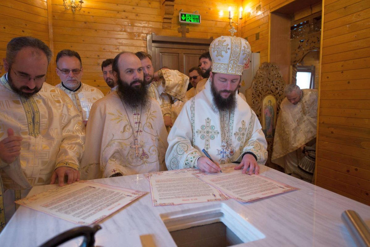 Biserică în stil maramureşean, sfinţită de doi ierarhi la Dancaş 14946