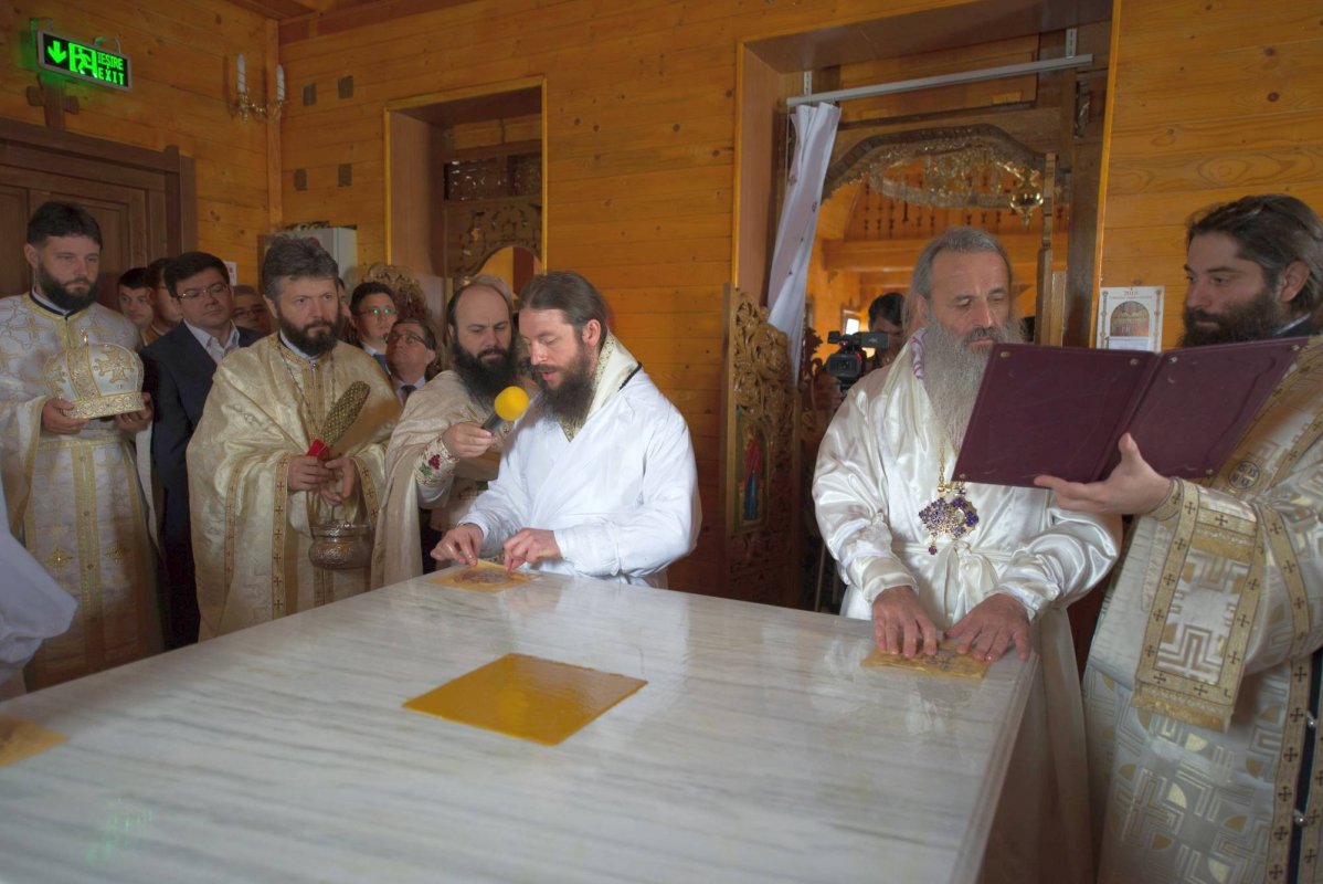 Biserică în stil maramureşean, sfinţită de doi ierarhi la Dancaş 14947