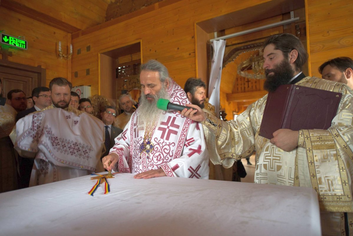 Biserică în stil maramureşean, sfinţită de doi ierarhi la Dancaş 14948