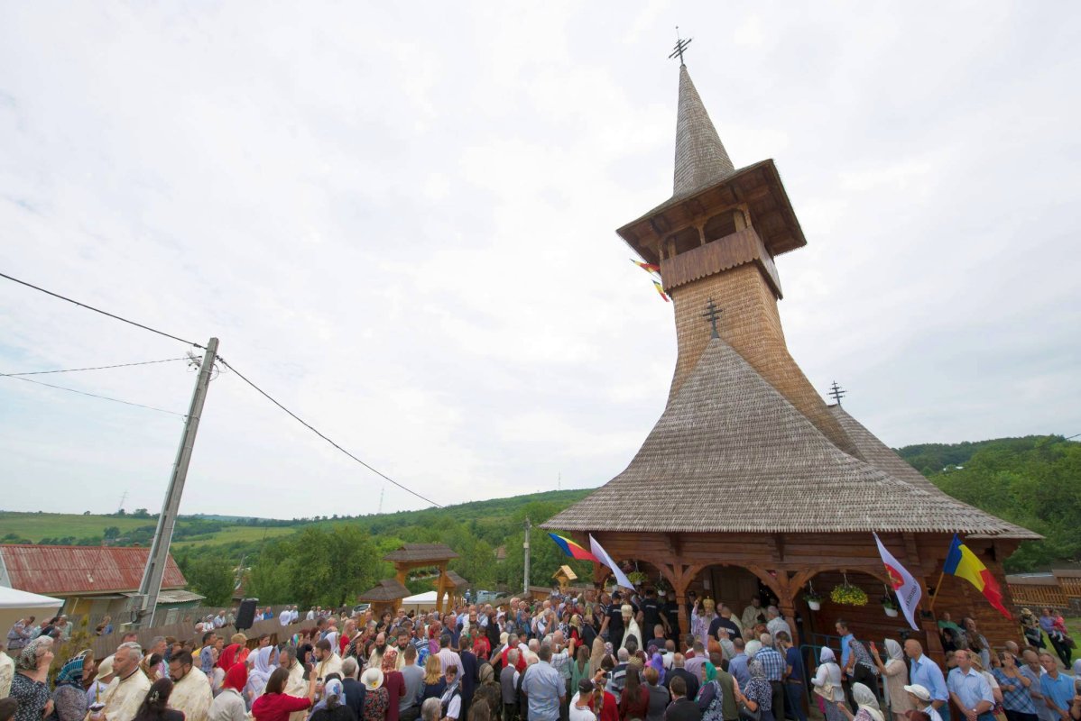 Biserică în stil maramureşean, sfinţită de doi ierarhi la Dancaş 14949