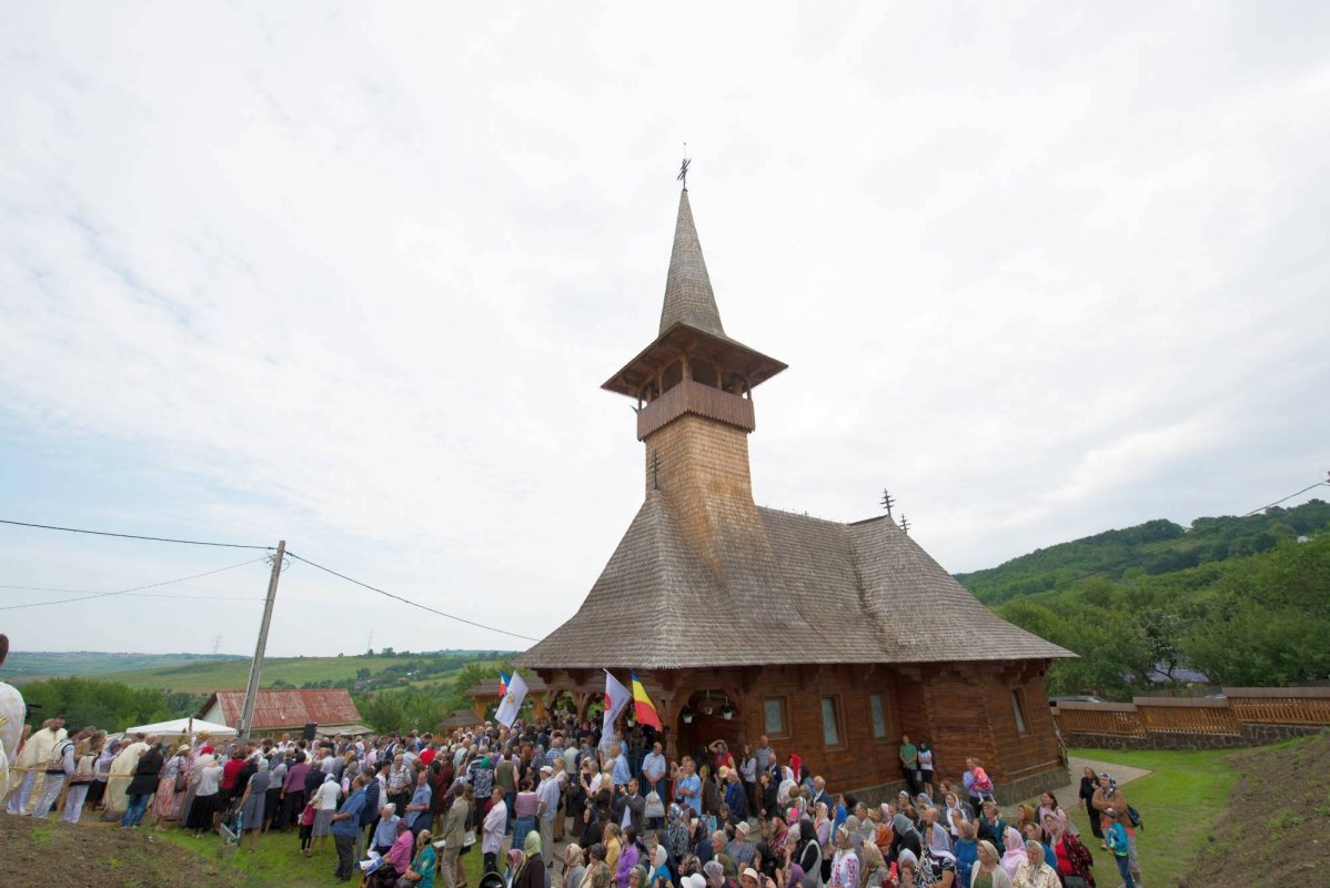 Biserică în stil maramureşean, sfinţită de doi ierarhi la Dancaş 14950