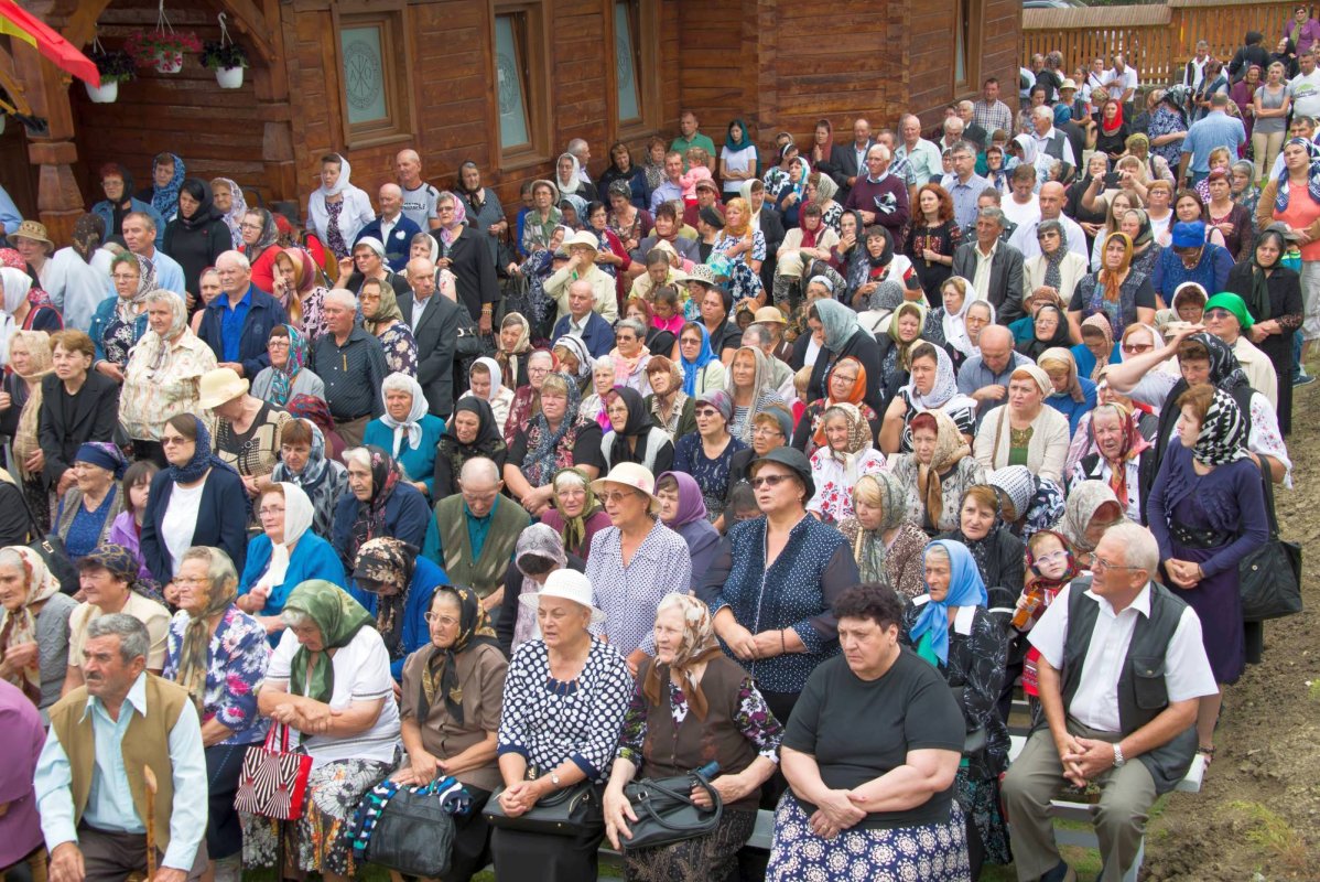 Biserică în stil maramureşean, sfinţită de doi ierarhi la Dancaş 14951