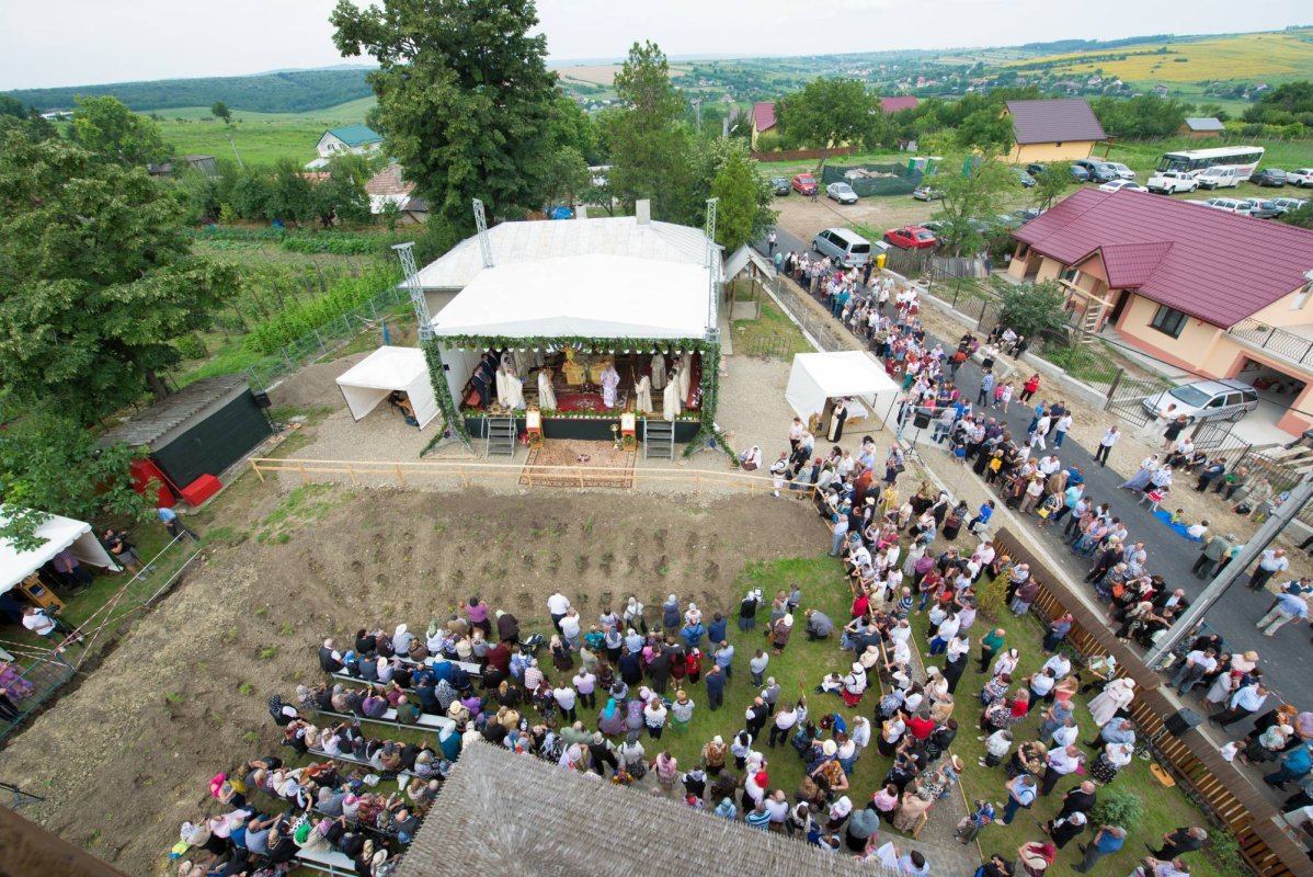 Biserică în stil maramureşean, sfinţită de doi ierarhi la Dancaş 14952