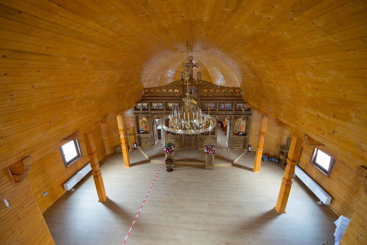 Biserică în stil maramureşean, sfinţită de doi ierarhi la Dancaş 14953