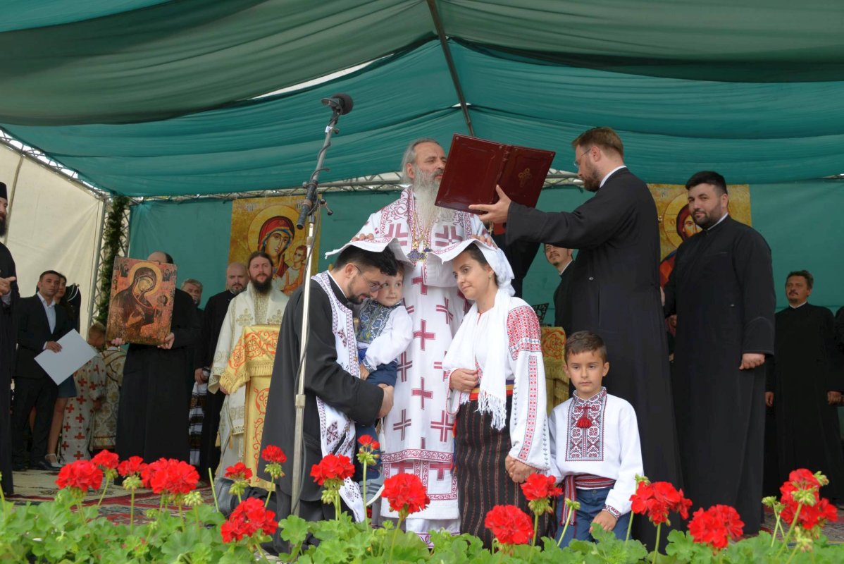 Biserică în stil maramureşean, sfinţită de doi ierarhi la Dancaş 14954