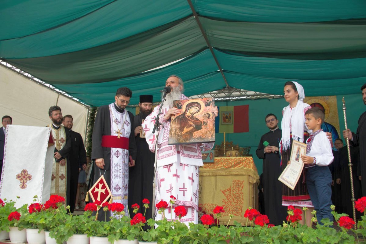 Biserică în stil maramureşean, sfinţită de doi ierarhi la Dancaş 14955