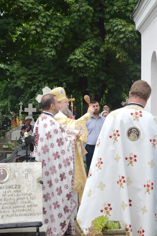 Hram și resfințire la capela Cimitirului „Izvorul Nou” 15009