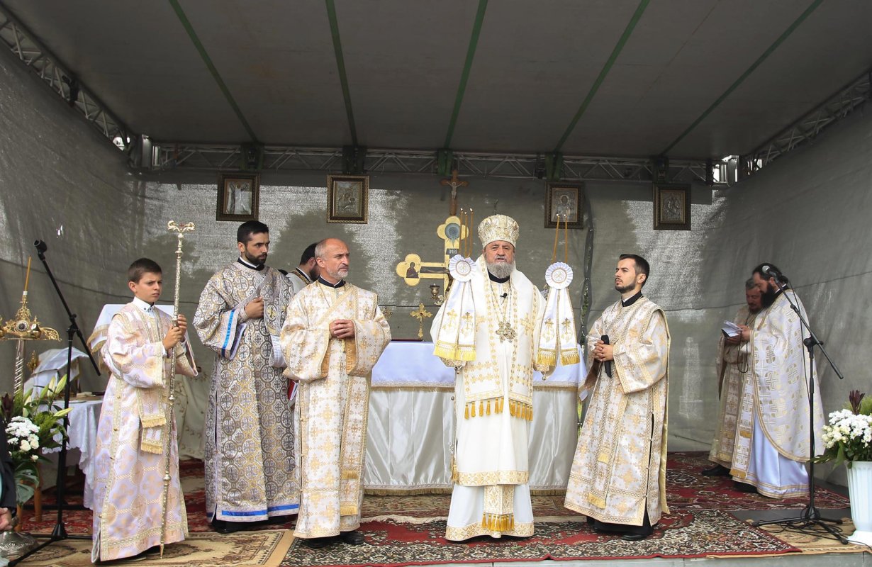 Slujiri arhierești în Duminica a șasea după Rusalii 14834