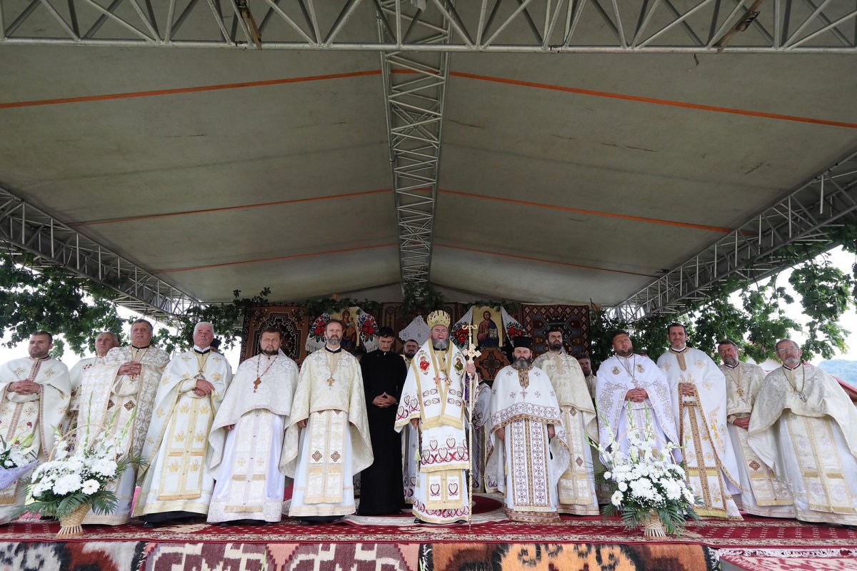 Slujiri arhierești în Duminica a șasea după Rusalii 14842