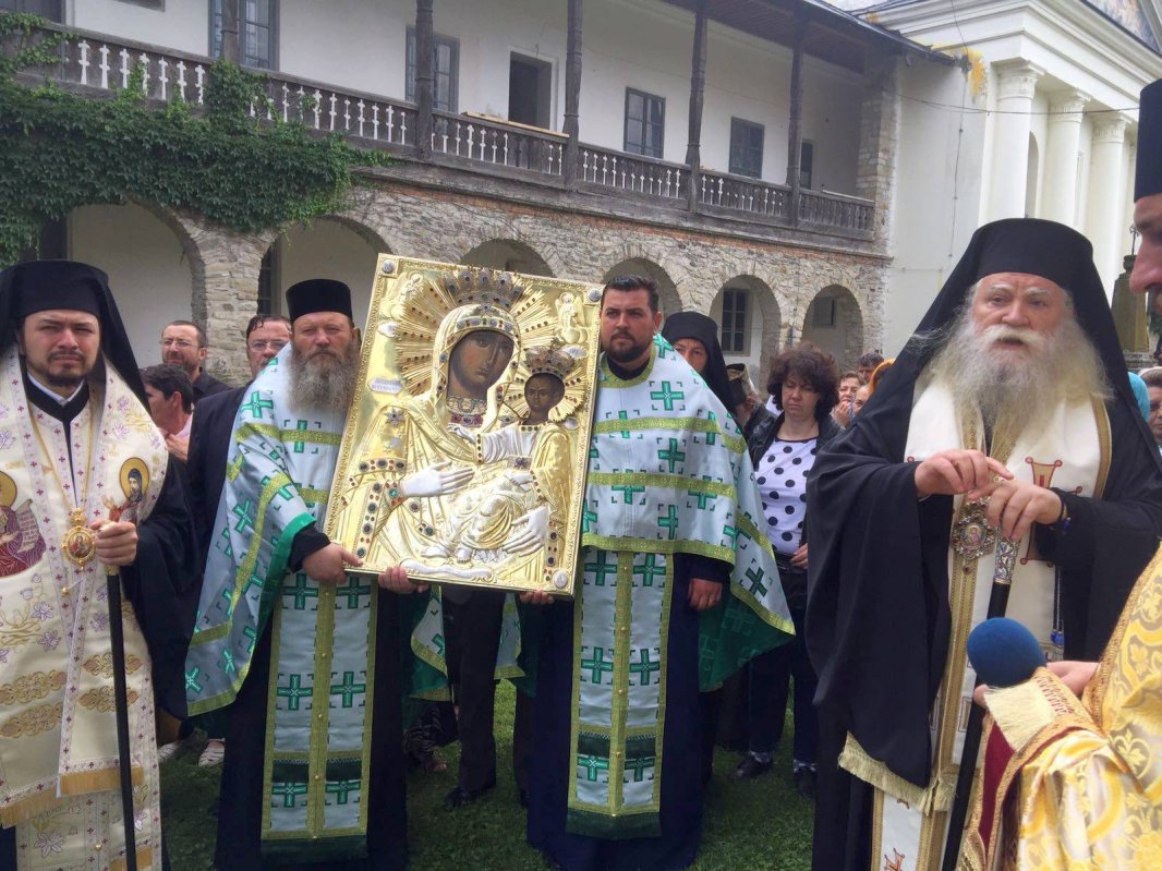 Liturghie arhierească în 	cinstea Icoanei Maicii Domnului „Îndrumătoarea“ de la Mănăstirea Neamţ 14735
