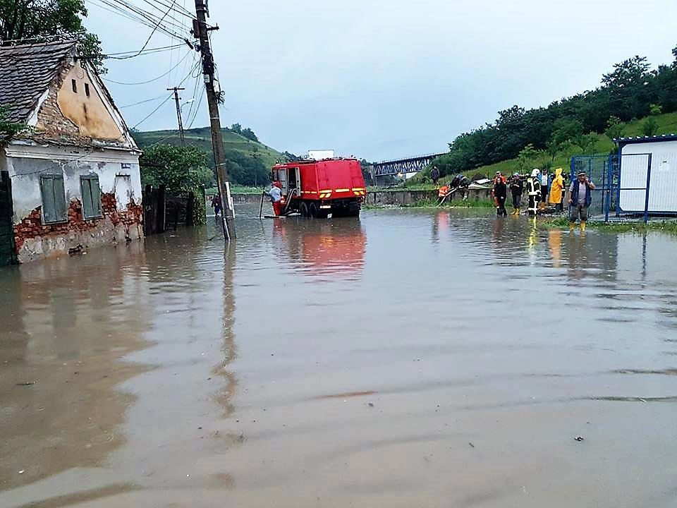 Preoții din Protopopiatul Săliște, în sprijinul oamenilor afectați de inundații 14683