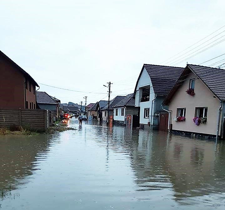 Preoții din Protopopiatul Săliște, în sprijinul oamenilor afectați de inundații 14685