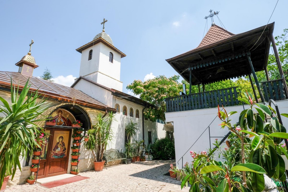 Cum s-a ridicat ansamblul parohial de la Roşu 14637