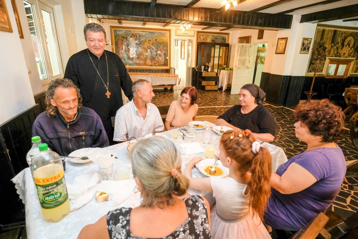 Cum s-a ridicat ansamblul parohial de la Roşu 14638