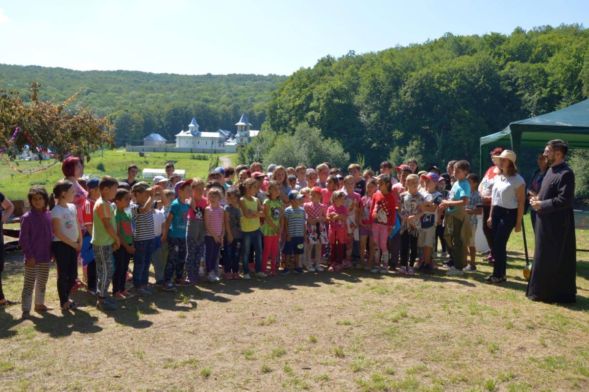 „Copiii - prioritate în viaţa familiei“, la Mănăstirea Lipova 14515