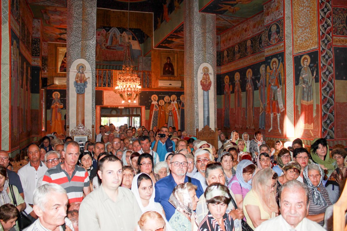 Binecuvântare şi bucurie sfântă în parohiile oltene 14392