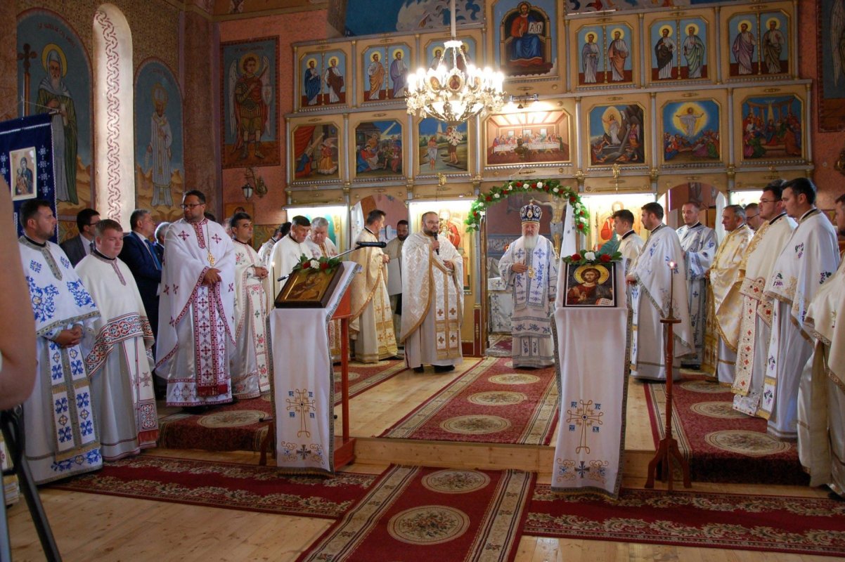 Slujiri arhierești și târnosiri în Duminica a șaptea după Rusalii 14374