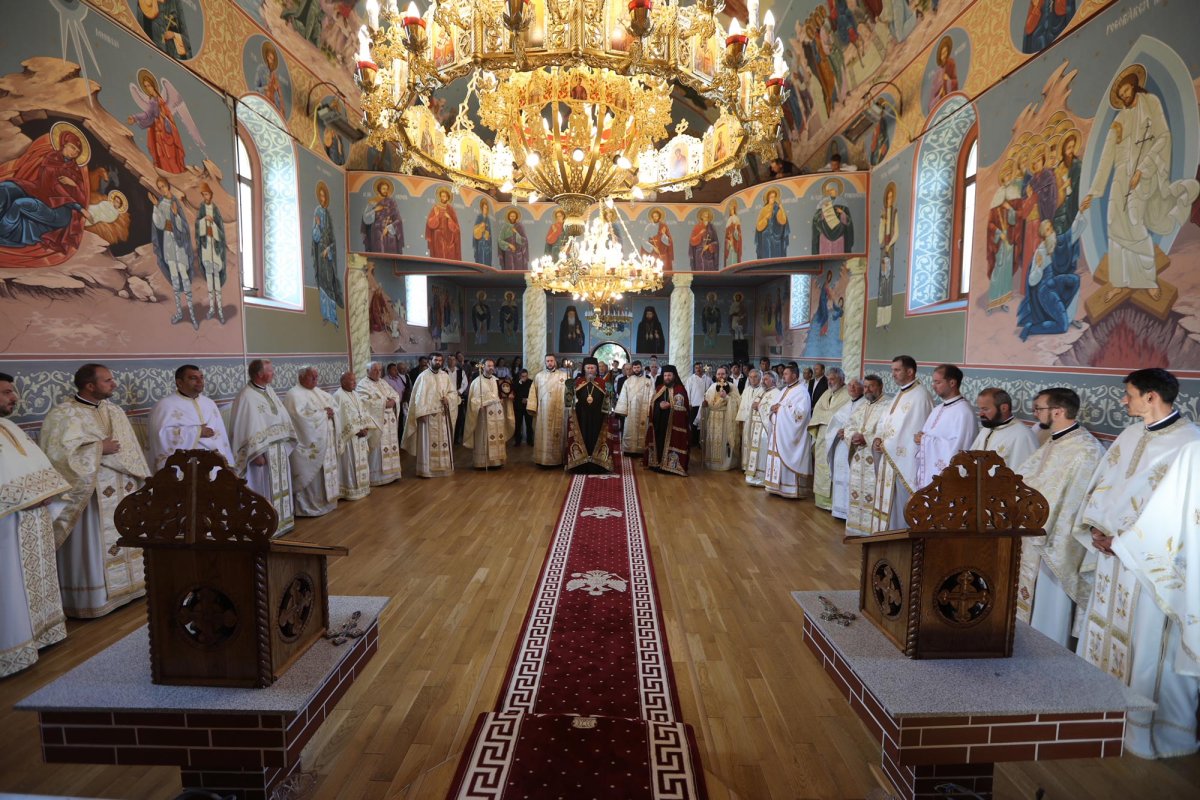 Slujiri arhierești și târnosiri în Duminica a șaptea după Rusalii 14377