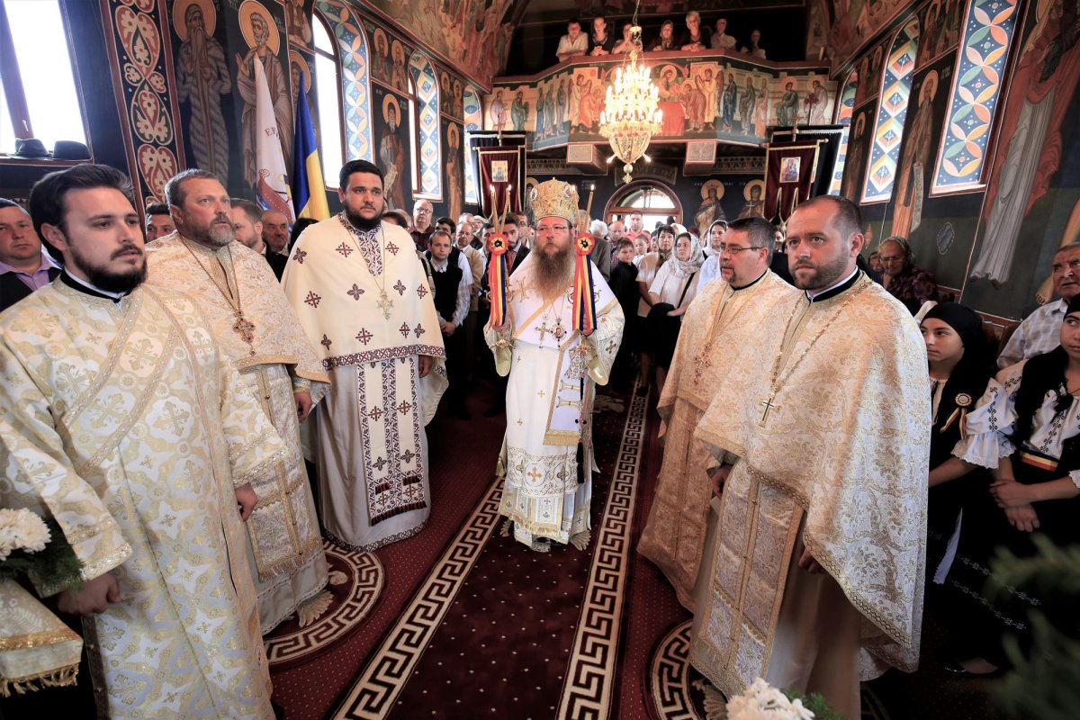 Slujiri arhierești și târnosiri în Duminica a șaptea după Rusalii 14382