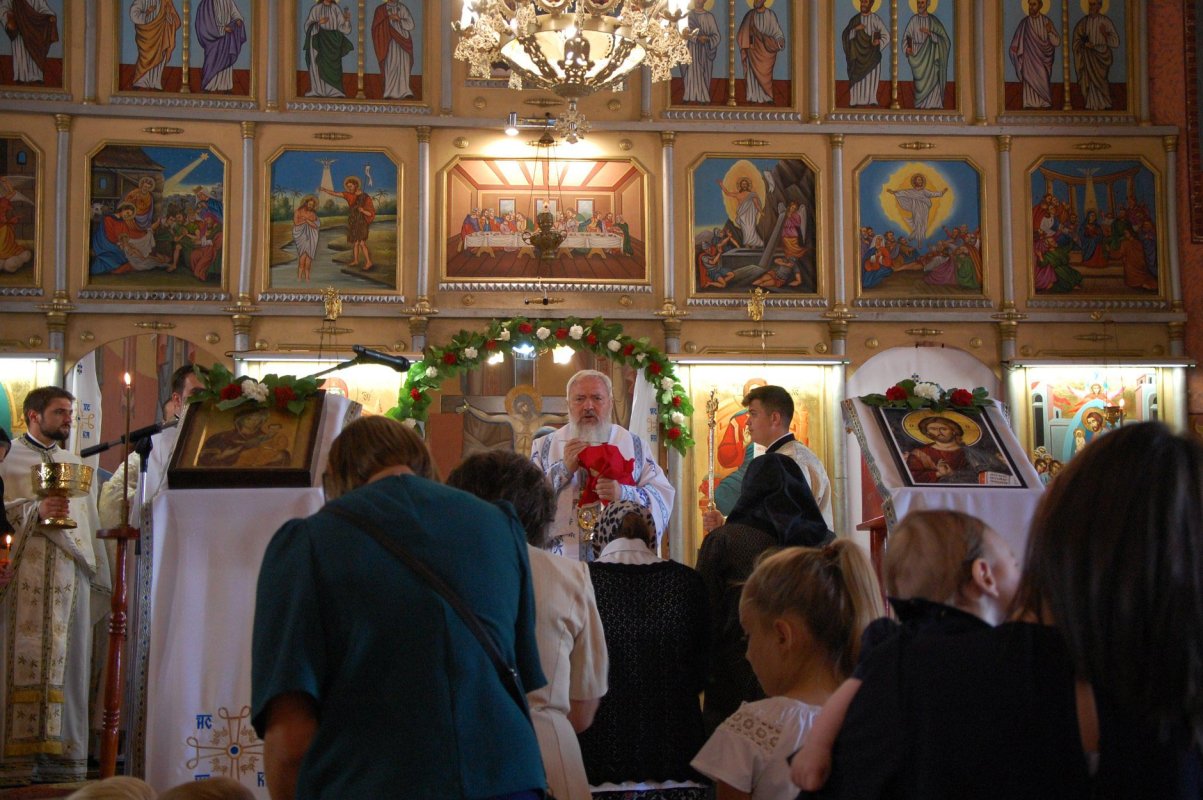 Slujiri arhierești și târnosiri în Duminica a șaptea după Rusalii 14384