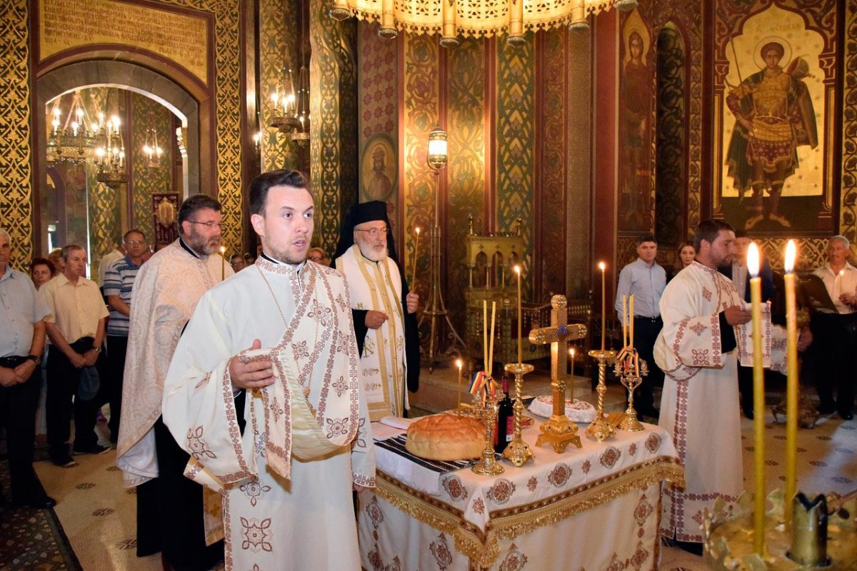 Slujbă de pomenire la mormântul reginei Maria 14182