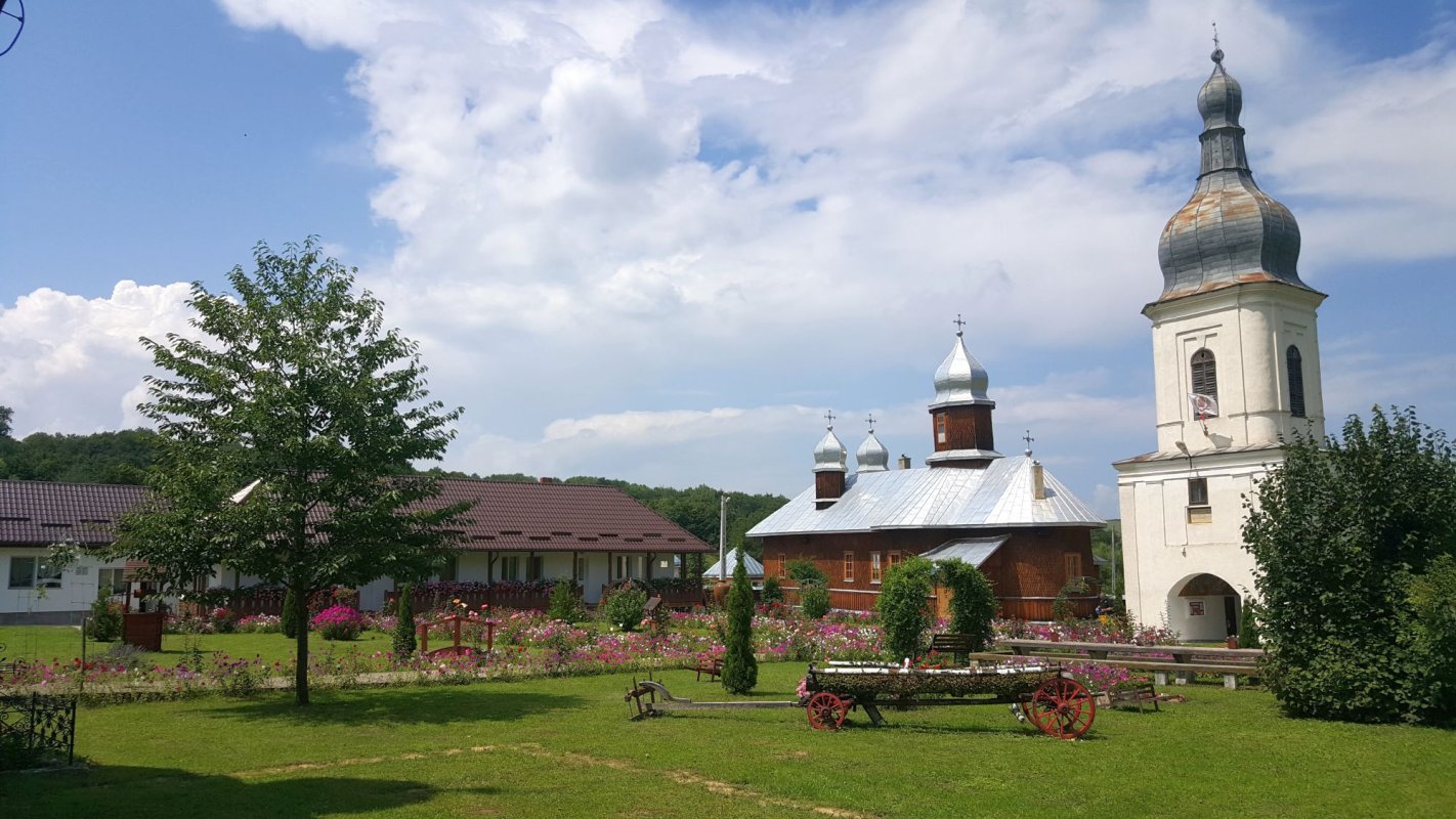 Schitul Ţibucani a îmbrăcat veşminte de sărbătoare 14007