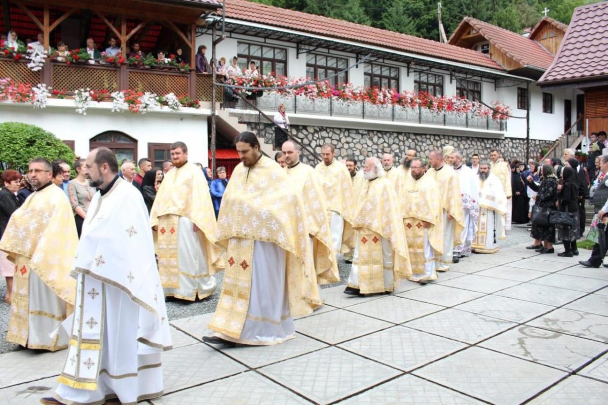 Slujiri arhierești și hramuri 14011