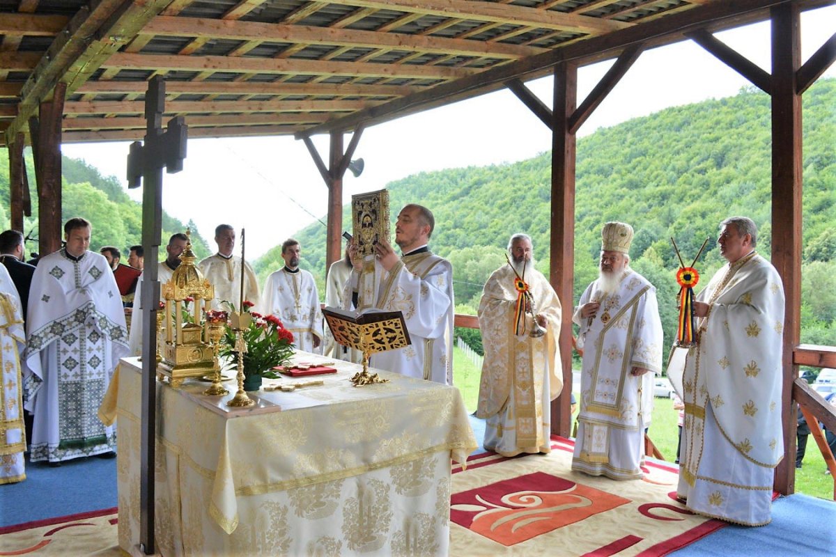 Slujiri arhierești și hramuri 14012