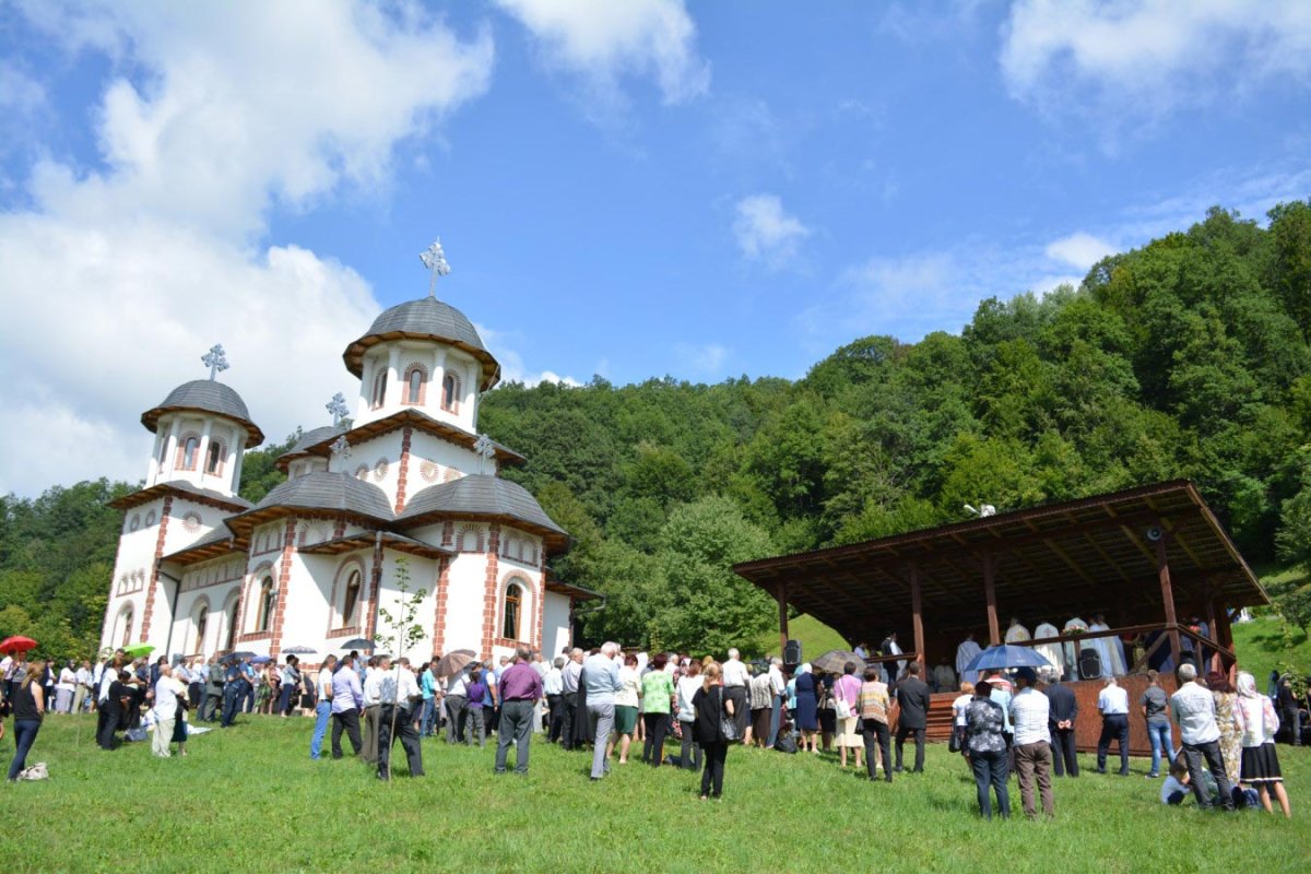 Slujiri arhierești și hramuri 14013