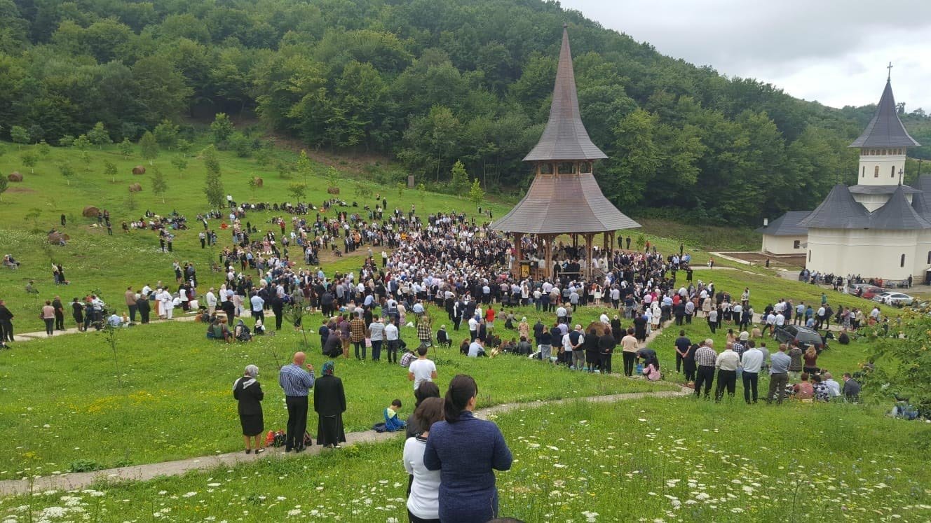 Slujiri arhierești și hramuri 14017