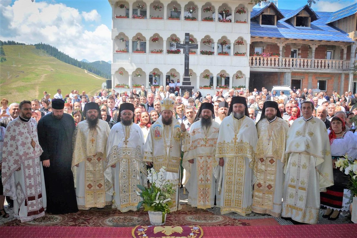 Slujiri arhierești și hramuri în Duminica a 8-a după Rusalii 13956