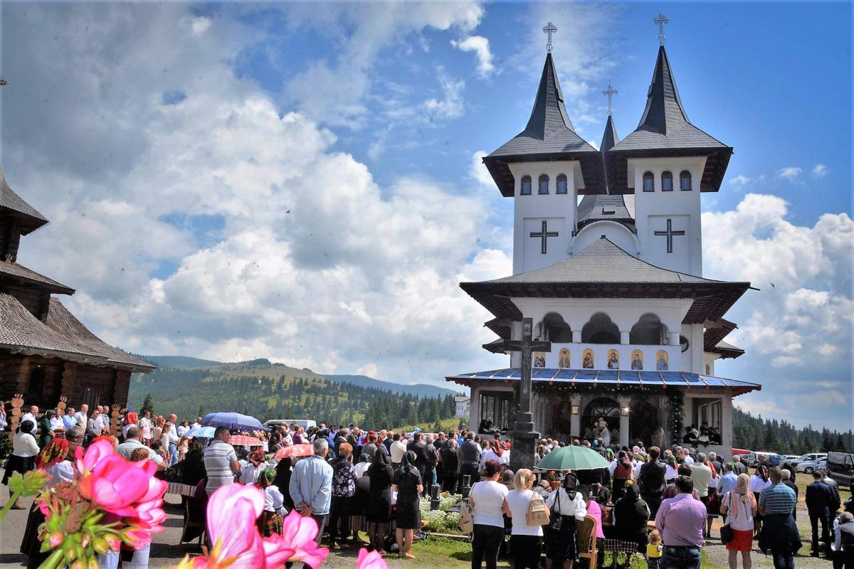 Slujiri arhierești și hramuri în Duminica a 8-a după Rusalii 13957