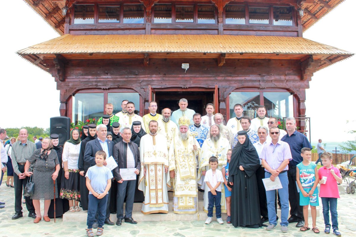 Trei locaşuri de închinare în haină de praznic 13962