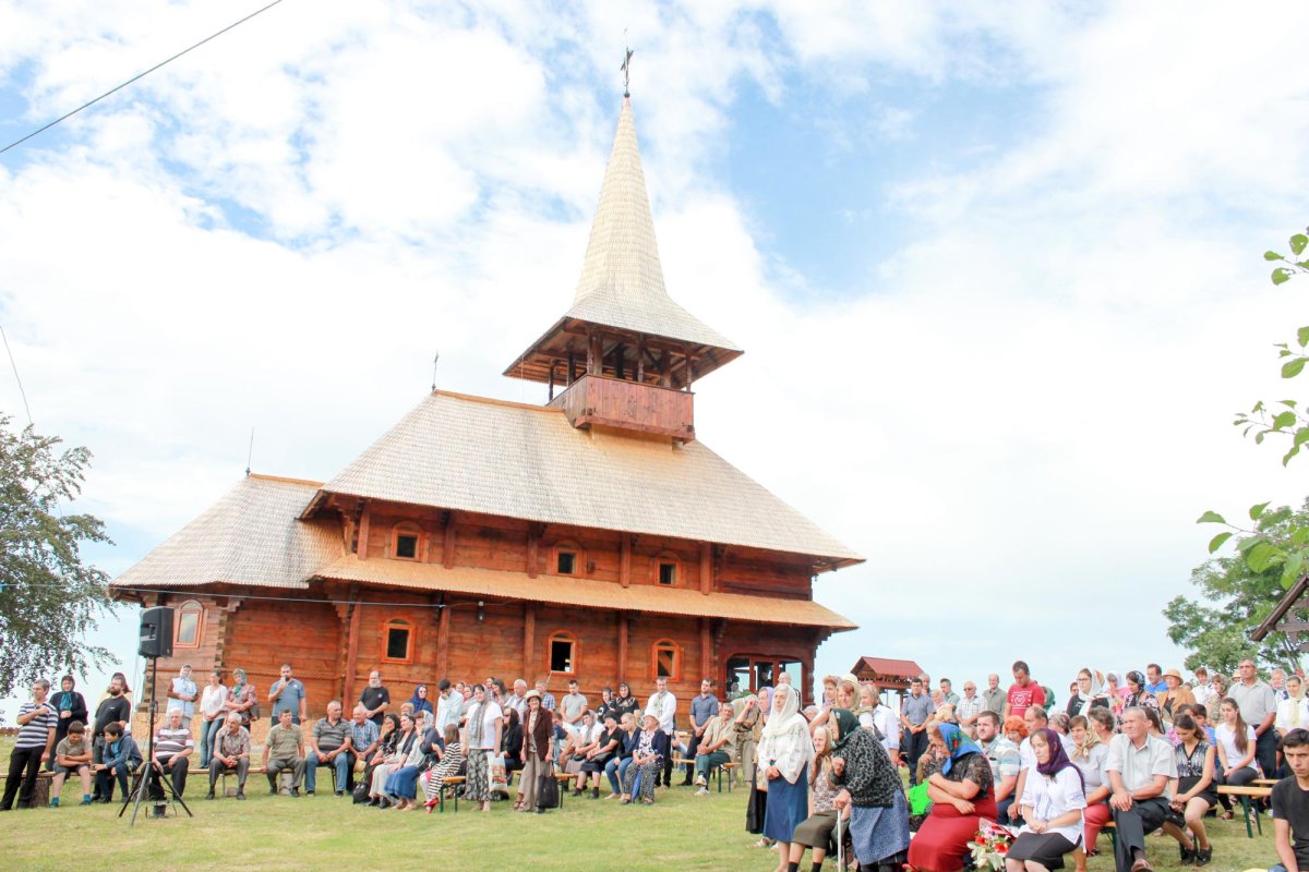 Trei locaşuri de închinare în haină de praznic 13964