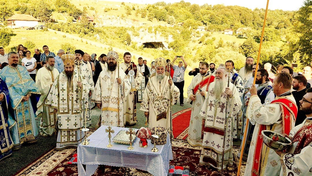 Trei locaşuri de închinare în haină de praznic 13966